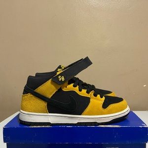 Nike SB Dunk Mid
Wu-Tang (2009)